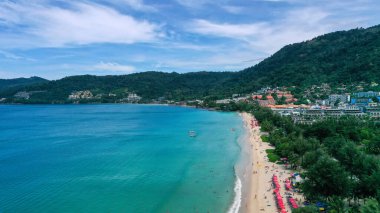 Patong Sahili, Phuket Adası, Tayland 'da kayık ve turistlerin bulunduğu açık deniz manzarası