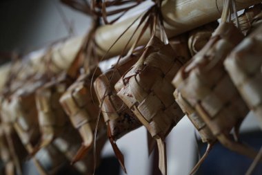 Ketupat tipik bir Endonezya yemeği. Pirinçten yapılmış, hindistan cevizi yapraklarına sarılmış ve sıcak suda kaynatılmış..