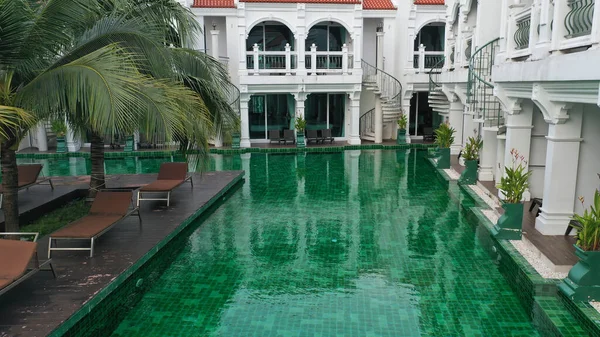 Blick Auf Den Swimmingpool Hotel Grüne Farbe Des Swimmingpools Sonnigen — Stockfoto
