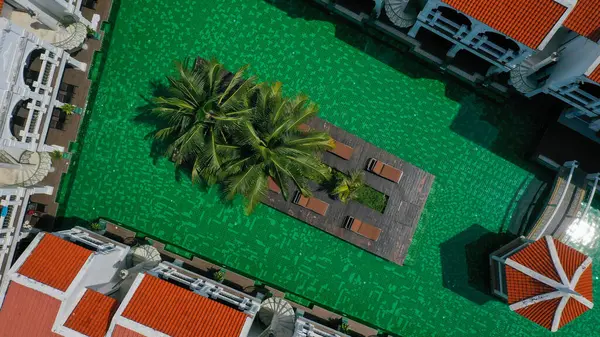 Вид Сверху Зеленого Цвета Бассейн Чистой Водой Внутри Отеля Красным — стоковое фото