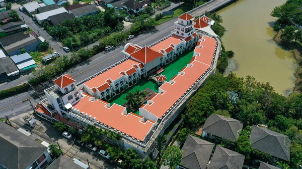 Вид Воздуха Отель Красным Цветом Крыши Плавательный Бассейн Внутри Отеля — стоковое фото