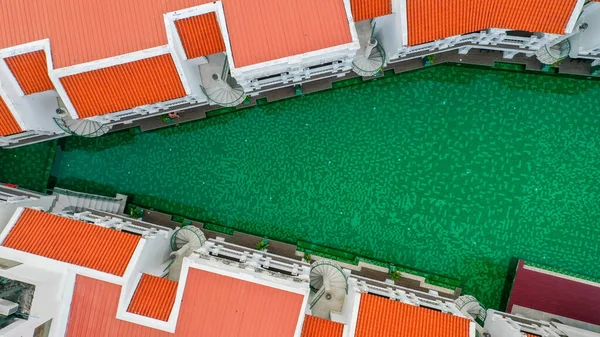 Вид Сверху Зеленого Цвета Бассейн Чистой Водой Внутри Отеля Красным — стоковое фото