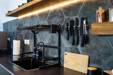 Yüksek teknoloji tarzı modern lüks siyah beyaz mutfak.