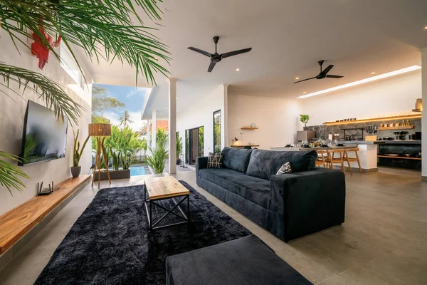 Luxusní Prostorný Obývací Pokoj Otevřené Tropické Vily Černá Pohovka Jídelna — Stock fotografie