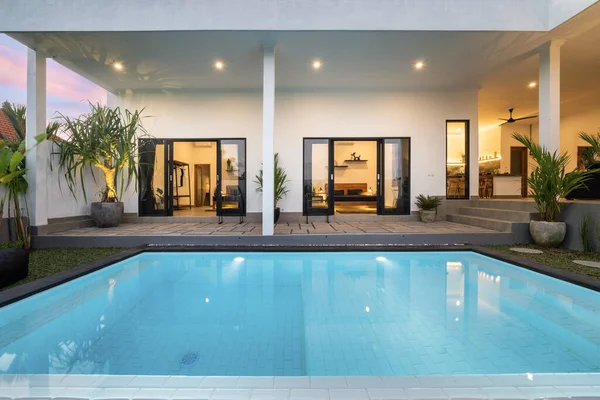 Moderne Huis Met Zwembad Nachts — Stockfoto