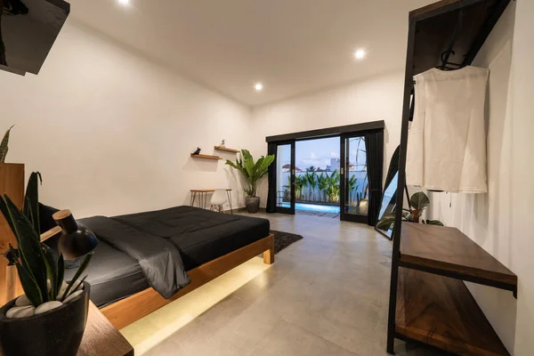 Luxe Witte Slaapkamer Met Modern Houten Bed Loft Stijl Interieur — Stockfoto