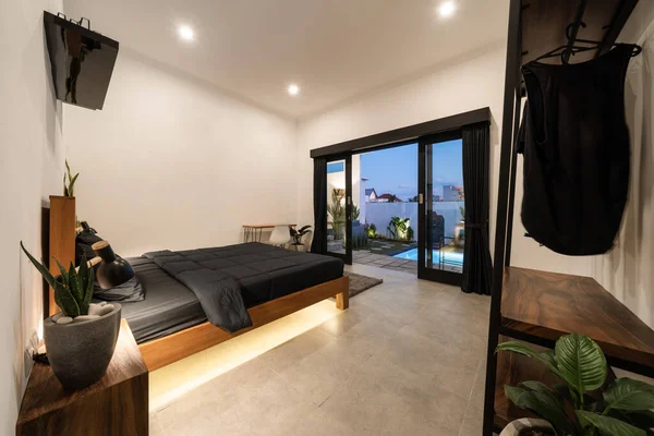 Luxe Slaapkamer Met Modern Houten Bed Loft Stijl Interieur — Stockfoto