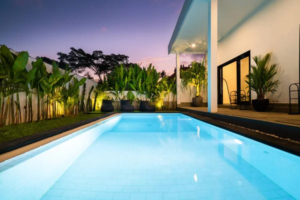 Tropická Vila Výhled Zahradu Bazén Otevřený Obývací Pokoj Při Západu — Stock fotografie