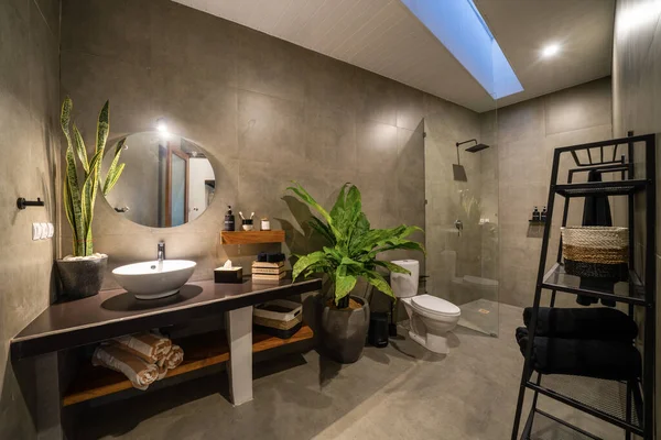 Luxus Badezimmer Mit Poliertem Beton Den Wänden Und Pvc Auf Stockbild