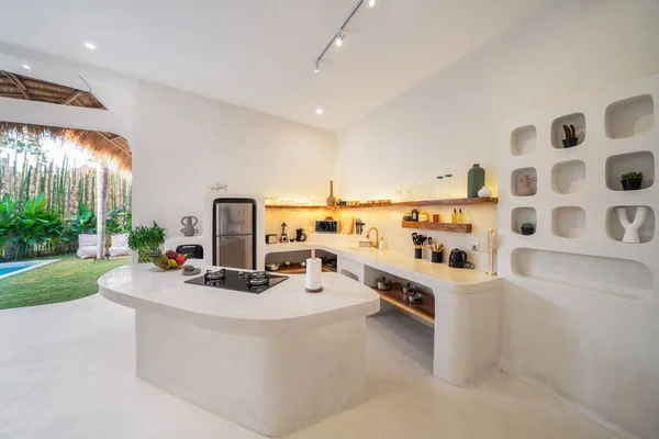 Witte Keuken Met Stenen Tafel Met Gasfornuis Uitzicht Het Zwembad — Stockfoto