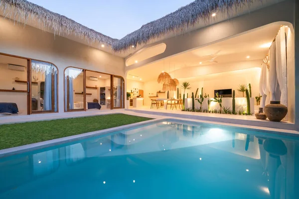 Tropisk Villa Med Trädgård Pool Och Öppet Vardagsrum Vid Solnedgången — Stockfoto