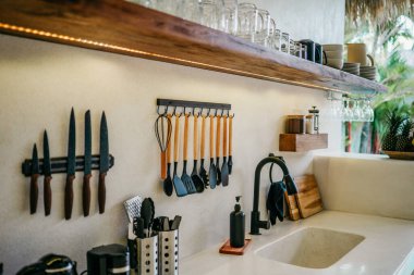 Modern lüks Merhaba-tek siyah beyaz mutfak iç, temiz tasarım.