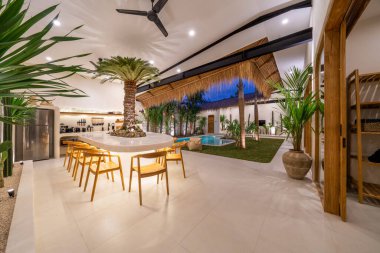 Lüks evde bilardo manzaralı yemek masası..