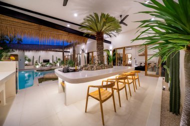 Lüks evde bilardo manzaralı yemek masası..