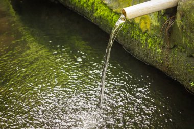 PVC borusundan gölete su damlıyor.