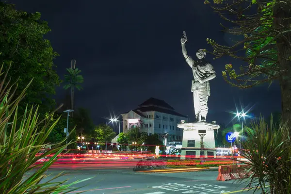 Surakarta - Endonezya, 10 Ekim 2024: Surakarta, Surakarta, Gladak Caddesi 'ndeki Slamet riyadi heykelinin gece görüntüsü 