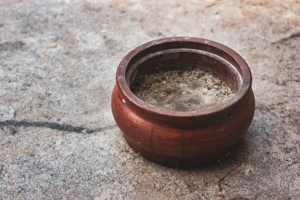 Kahverengi ahşap kül tablası mermer masada