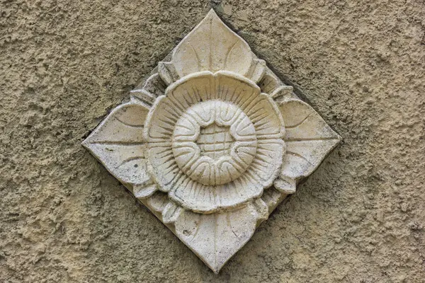 Bali taşı yontulmuş çiçek deseni