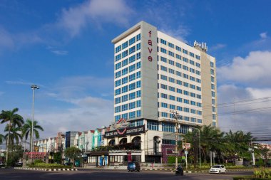 Sukoharjo - Endonezya, 10 Ocak 2025: Trafik durumu olan Fave Otel binası, mavi gökyüzü