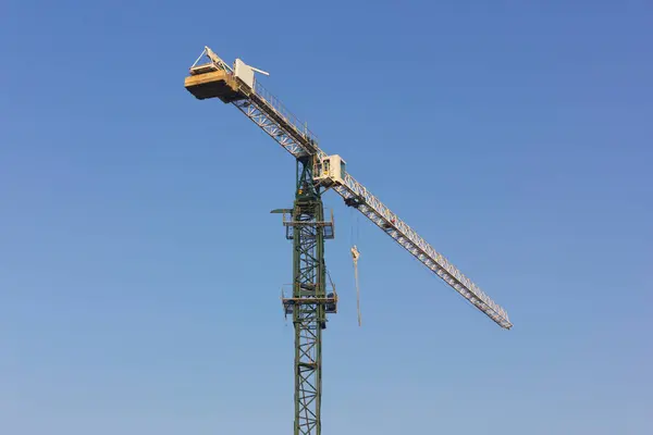 İnşaat alanındaki Crane kulesi temiz bir arka planda izole edilmiş.