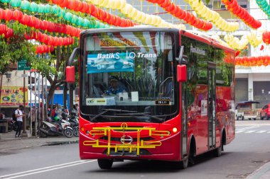 Surakarta - Endonezya, 4 Mayıs 2025: Batik Solo Trans 'ın görüntüsü veya Pasar Gede, Surakarta' da fenerli BST banliyö otobüsü