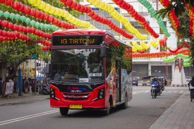 Surakarta - Endonezya, 4 Mayıs 2025: Batik Solo Trans 'ın görüntüsü veya Pasar Gede, Surakarta' da fenerli BST banliyö otobüsü 