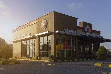 Sukoharjo - Endonezya, 2 Mayıs 2025, Sukoharjo, Solo Baru 'da bulunan Burger King Fast Food binası