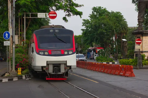 Surakarta - Endonezya, 4 Mayıs 2025: Slamet Riyadi Caddesi 'nden geçen Batara Kresna treninin görüntüsü
