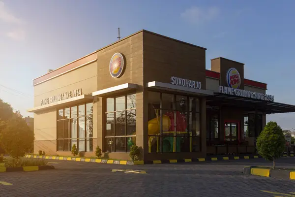 Sukoharjo - Endonezya, 2 Mayıs 2025, Sukoharjo, Solo Baru 'da bulunan Burger King Fast Food binası