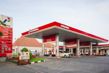 Surakarta - Endonezya, 26 Ocak 2025: Pertamina Endonezya benzin istasyonu veya Solo şehrinde bulunan SPBU Pertamina