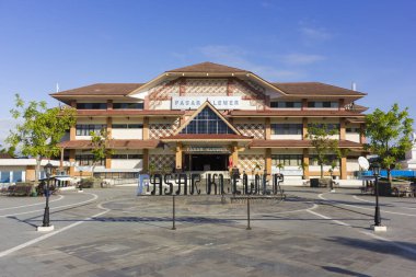 Surakarta - Endonezya, 15 Ocak 2025: Pasar Klewer veya Klewer pazarı Solo City 'de yeni mimarisi olan geleneksel bir kumaş pazarıdır.