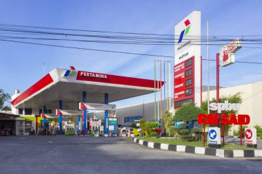 Surakarta - Endonezya, 11 Ocak 2025: Pertamina Endonezya benzin istasyonu veya Solo şehrinde bulunan SPBU Pertamina