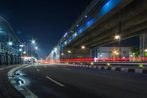 Surakarta - Endonezya, 23 Şubat 2025: Solo şehrinde bulunan Purwosari üstgeçidi akşam saatlerinde görülüyor 