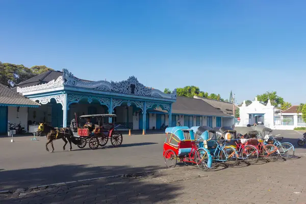 Surakarta - Endonezya, 15 Ocak 2025, Keraton Kasunanan 'ın sabah manzarası, Andong ve Rickshaw ile birlikte, tek başına şehirde.