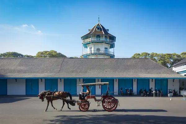 Surakarta - Endonezya, 15 Ocak 2025, Keraton Kasunanan 'ın sabah manzarası, Andong ve Rickshaw ile birlikte, tek başına şehirde.