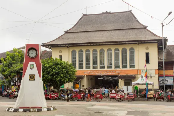 Surakarta - Endonezya, 11 Ocak 2025: Pasar gede, Solo şehrindeki en eski pazarlardan biridir. Bu geleneksel pazarda hala birçok insan alışveriş yapıyor.