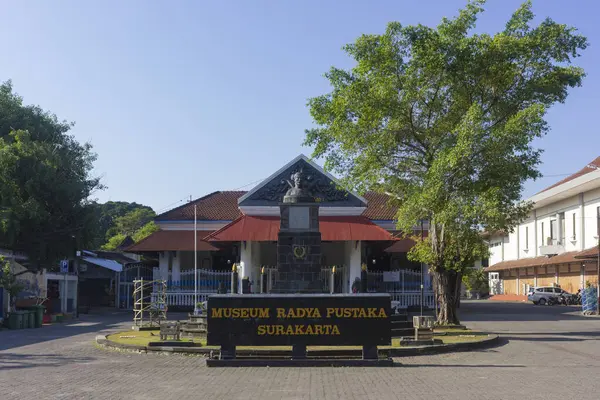 Surakarta - Endonezya, 26 Aralık 2023: Solo şehrinde yer alan Ranggawarsita heykeli ile Radya pustaka müzesinin önü