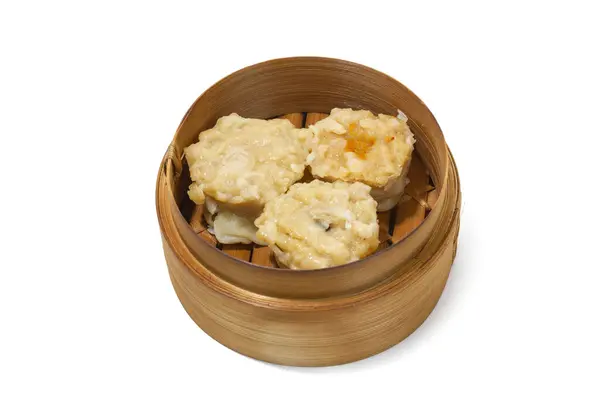 Geleneksel Çin bambu buharı buharı ile dolu sıcak shumai köftesi ya da beyaz arka planda izole edilmiş Çin Dimsum.