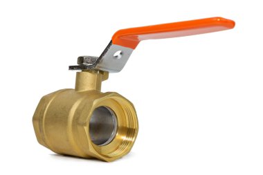 Turuncu saplı, beyaz arka planda izole edilmiş pirinç top valfinin yakın çekimi..