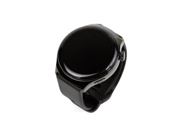 Görüntüde parlak siyah bir akıllı semer yer alıyor. Beyaz arka planda izole edilmiş, klasik siyah deri bandı ve dokunmatik ekran görüntüsüyle övünür. 