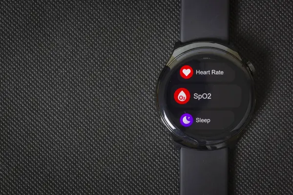 Surakarta - Endonezya, 6 Ocak 2025: Siyah arkaplanda izole edilmiş özelliklere sahip bir Mibro 3 pro smartwatch, kopyalama alanı