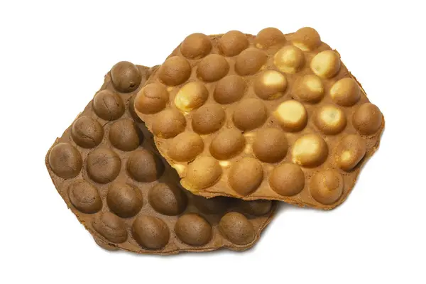 Çikolata ve vanilya aromalı iki waffle yakın plan, beyaz arka planda izole. 