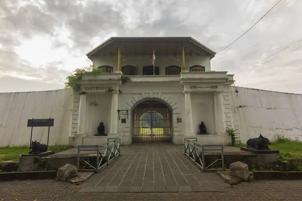 Surakarta - Endonezya, 3 Mayıs 2025: Surakarta, Central Java, Endonezya 'daki Vastenburg Kalesi' nin manzarası, dramatik, bulutlu bir gökyüzü altında alacakaranlıkta ya da şafakta.