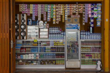 Sragen - Endonezya, 21 Haziran 2025: Sragen, Central Java 'da bulunan pek çok çeşit yiyecek, içecek ve sigara satan market simsarlarının veya büfenin görüntüsü