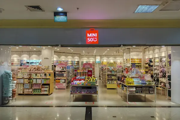 Surakarta - Endonezya, 21 Haziran 2025: Mini bir perakende mağazasının görüntüsü, tüketici ürünleri, kozmetik ürünleri, kırtasiye ürünleri ve oyuncakları da dahil olmak üzere çeşitli ekonomik yaşam tarzı ürünlerini sergiliyor.