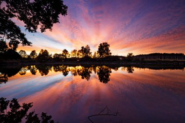 Gölün üzerinde güzel bir gün batımı