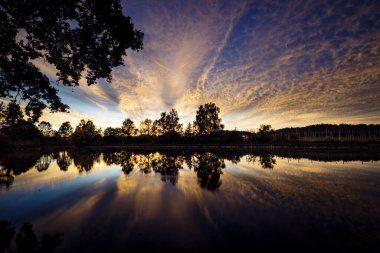 Gölün üzerinde güzel bir gün batımı