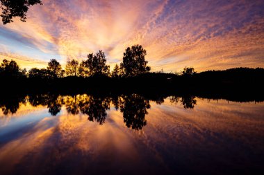 Gölün üzerinde güzel bir gün batımı