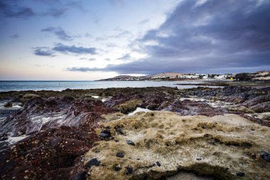 Deniz kıyısının güzel manzarası