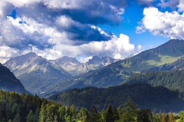 Dağları ve bulutları olan güzel bir manzara